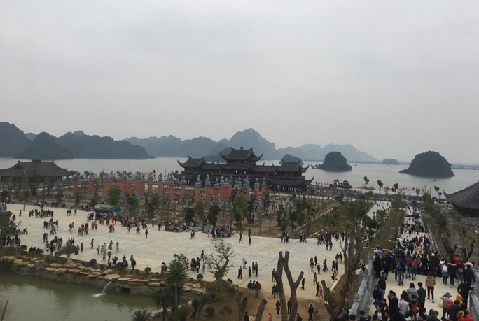 200.000 đồng/lượt đi thuyền trên hồ Tam Chúc, du khách vẫn chen nhau đi - Ảnh 2.