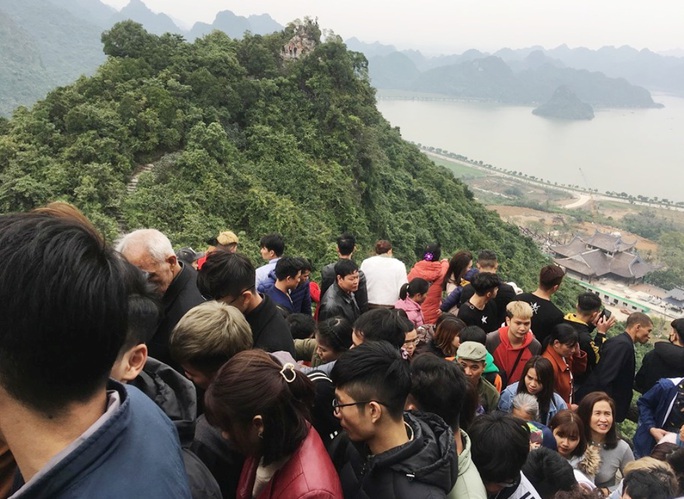 200.000 đồng/lượt đi thuyền trên hồ Tam Chúc, du khách vẫn chen nhau đi - Ảnh 4. 200.000 đồng/lượt đi thuyền trên hồ Tam Chúc, du khách vẫn chen nhau đi - Ảnh 4.