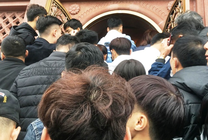200.000 đồng/lượt đi thuyền trên hồ Tam Chúc, du khách vẫn chen nhau đi - Ảnh 14. 200.000 đồng/lượt đi thuyền trên hồ Tam Chúc, du khách vẫn chen nhau đi - Ảnh 14.