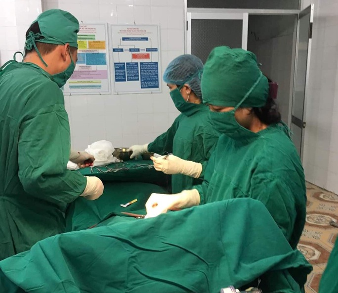 Bác sĩ bỏ ăn Tết, vào bệnh viện hiến máu cứu sản phụ vỡ thai ngoài tử cung - Ảnh 1. Bác sĩ bỏ ăn Tết, vào bệnh viện hiến máu cứu sản phụ vỡ thai ngoài tử cung - Ảnh 1.