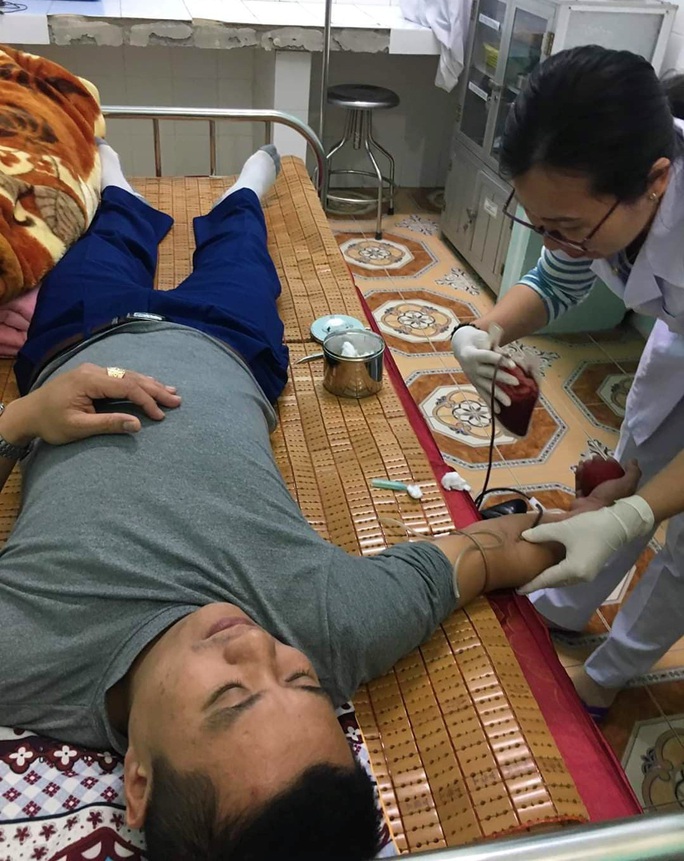 Bác sĩ bỏ ăn Tết, vào bệnh viện hiến máu cứu sản phụ vỡ thai ngoài tử cung - Ảnh 2. Bác sĩ bỏ ăn Tết, vào bệnh viện hiến máu cứu sản phụ vỡ thai ngoài tử cung - Ảnh 2.