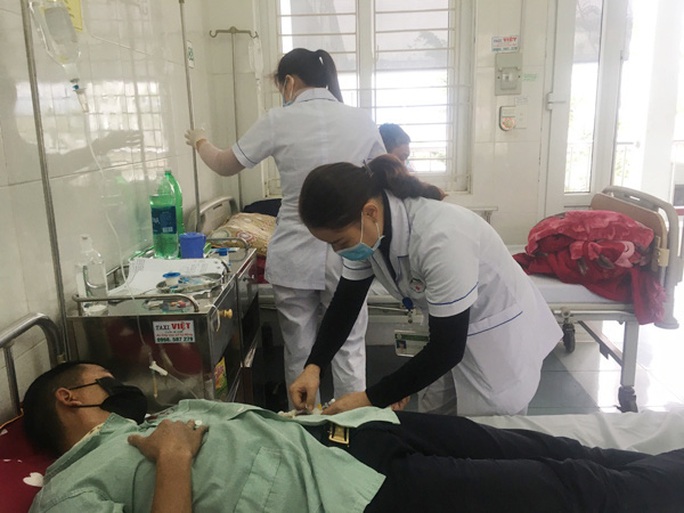 Trung Quốc bàn giao 4 công dân Việt bị sốt về nước điều trị, cách ly - Ảnh 1. Trung Quốc bàn giao 4 công dân Việt bị sốt về nước điều trị, cách ly - Ảnh 1.