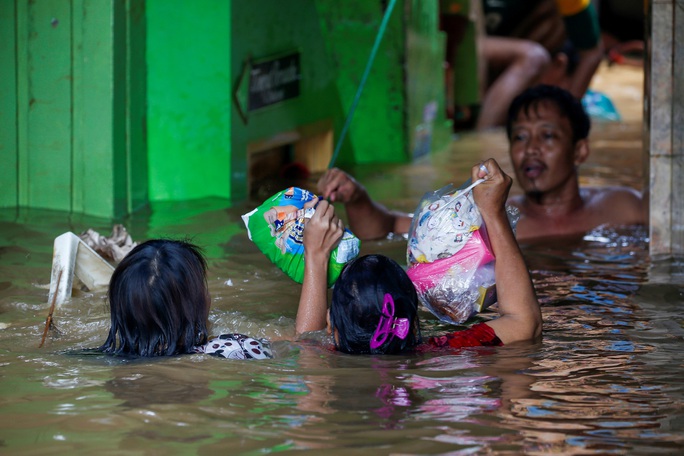 Indonesia nỗ lực phá mây để ngăn mưa ở Jakarta - Ảnh 2.