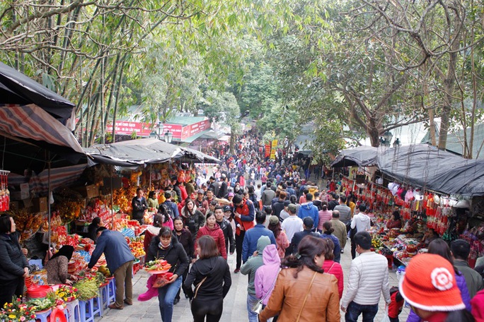 Hàng vạn du khách đổ về khai hội chùa Hương - Ảnh 5.