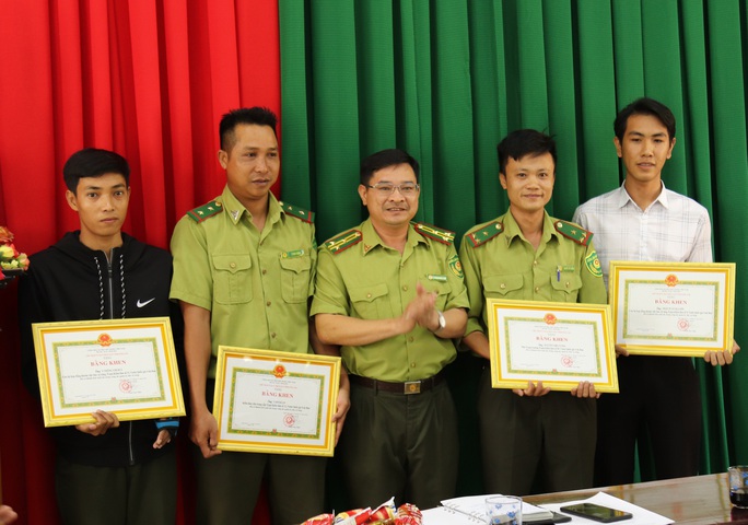 Tặng bằng khen cho 4 kiểm lâm dũng cảm truy bắt lâm tặc - Ảnh 1. Tặng bằng khen cho 4 kiểm lâm dũng cảm truy bắt lâm tặc - Ảnh 1.