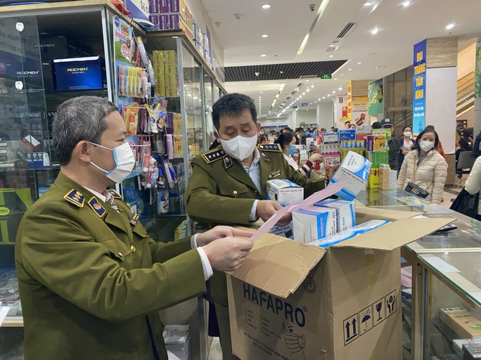 Người dân chen lấn mua khẩu trang phòng virus corona, quản lý thị trường làm nhân viên bán hàng bất đắc dĩ - Ảnh 2. Người dân chen lấn mua khẩu trang phòng virus corona, quản lý thị trường làm nhân viên bán hàng bất đắc dĩ - Ảnh 2.