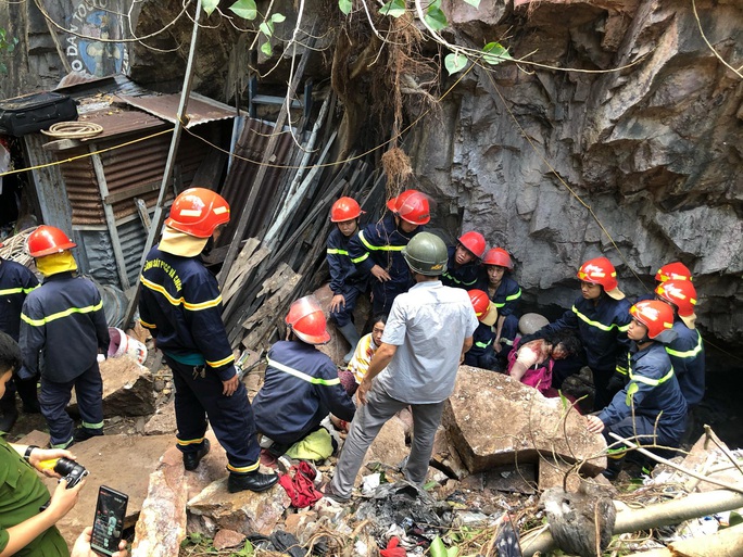 Đá rơi bất ngờ, đè nát người 2 mẹ con ở Nha Trang - Ảnh 1.