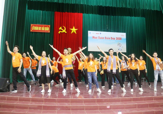 Mùa xuân biển đảo 2020 và Hoa hậu Trần Tiểu Vy đến với Lữ đoàn 681 Hải quân - Ảnh 5.