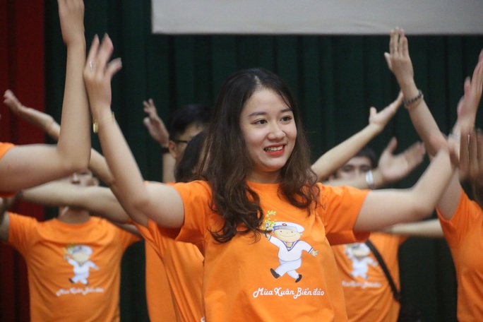 Mùa xuân biển đảo 2020 và Hoa hậu Trần Tiểu Vy đến với Lữ đoàn 681 Hải quân - Ảnh 4.