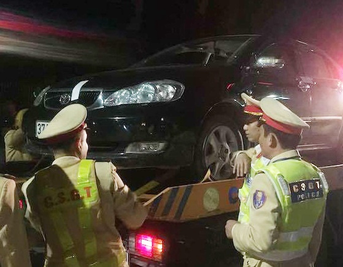 Nam tài xế chốt cửa ôtô bỏ đi, đổ cho người phụ nữ cầm lái sẽ bị phạt 35 triệu đồng, tước GPLX 23 tháng - Ảnh 1. Nam tài xế chốt cửa ôtô bỏ đi, đổ cho người phụ nữ cầm lái sẽ bị phạt 35 triệu đồng, tước GPLX 23 tháng - Ảnh 1.
