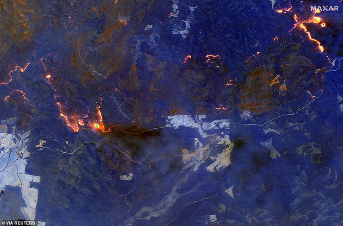 Những hình ảnh đáng kinh ngạc của cháy rừng Úc nhìn từ trên cao - Ảnh 2.