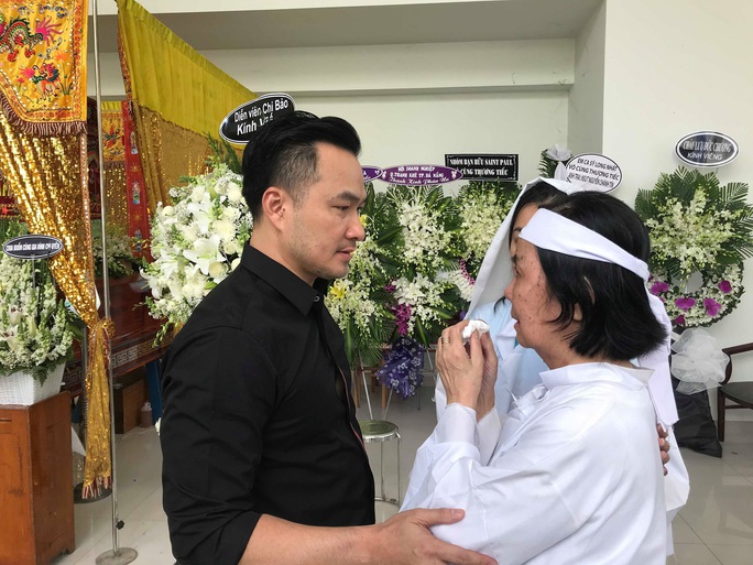 Nguyên thủ tướng Nguyễn Tấn Dũng viếng tang lễ NSƯT Nguyễn Chánh Tín - Ảnh 4. Nguyên thủ tướng Nguyễn Tấn Dũng viếng tang lễ NSƯT Nguyễn Chánh Tín - Ảnh 4.