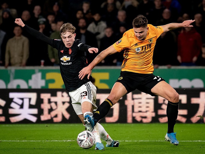 Man United sợ thót tim Wolverhampton, Man City đại thắng FA Cup - Ảnh 2.