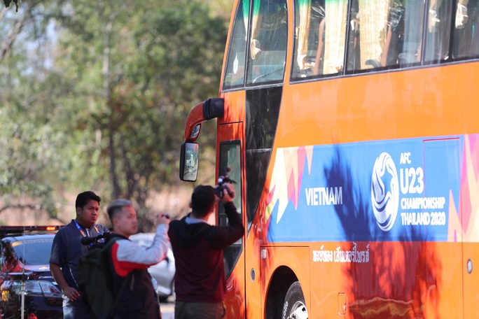 HLV Park Hang-seo nhờ cảnh sát Thái Lan ngăn quay phim, chụp ảnh ở khách sạn - Ảnh 5.