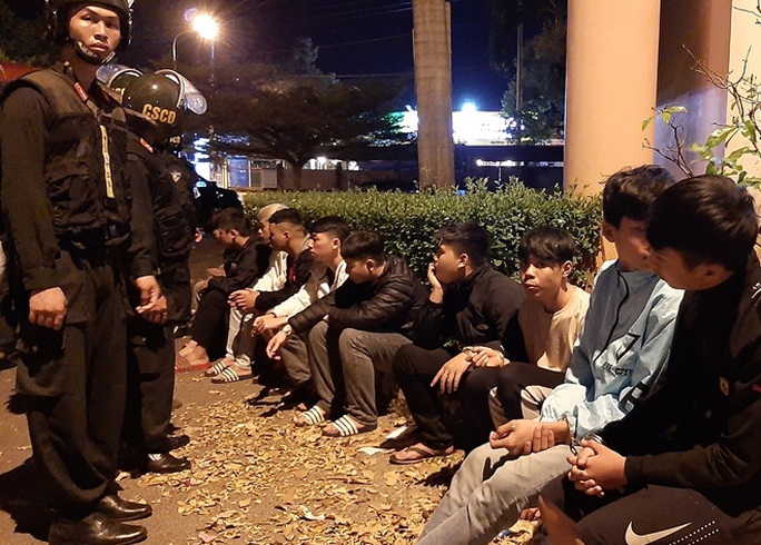 Cảnh sát cơ động ngăn chặn kịp thời hàng chục học sinh hẹn nhau hỗn chiến - Ảnh 1.
