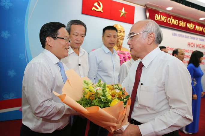Phó Bí thư Thường trực Thành ủy TP HCM trao bằng khen cho Báo Người Lao Động - Ảnh 2.
