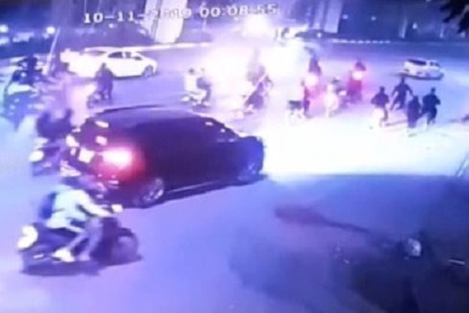 Gần 20 thanh, thiếu niên cầm đao, kiếm lao vào hỗn chiến kinh hoàng trên phố - Ảnh 1. Gần 20 thanh, thiếu niên cầm đao, kiếm lao vào hỗn chiến kinh hoàng trên phố - Ảnh 1.