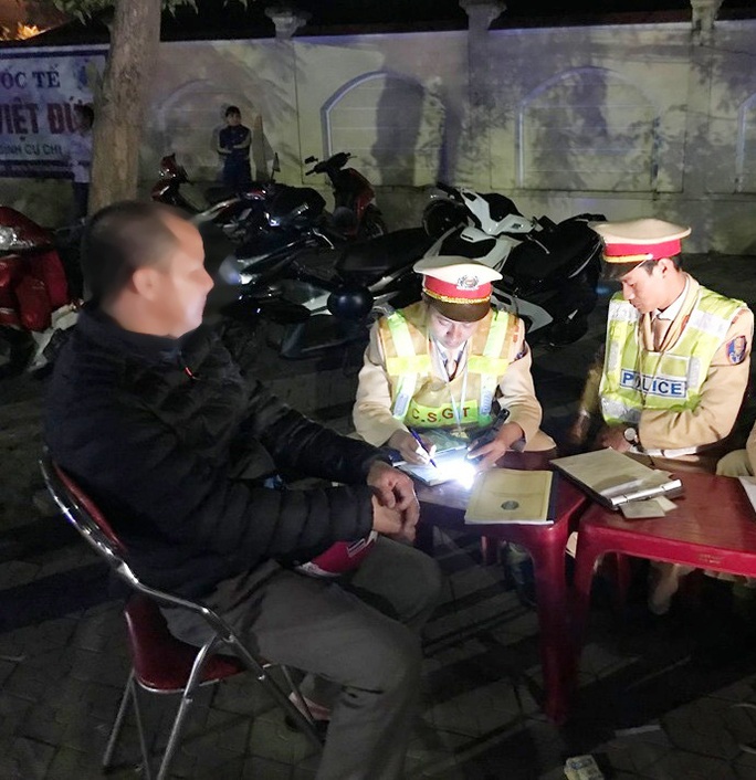 Uống ít ly rượu đầy tháng cháu, bị phạt 7 triệu đồng, tước bằng lái 10-12 tháng - Ảnh 1. Uống ít ly rượu đầy tháng cháu, bị phạt 7 triệu đồng, tước bằng lái 10-12 tháng - Ảnh 1.
