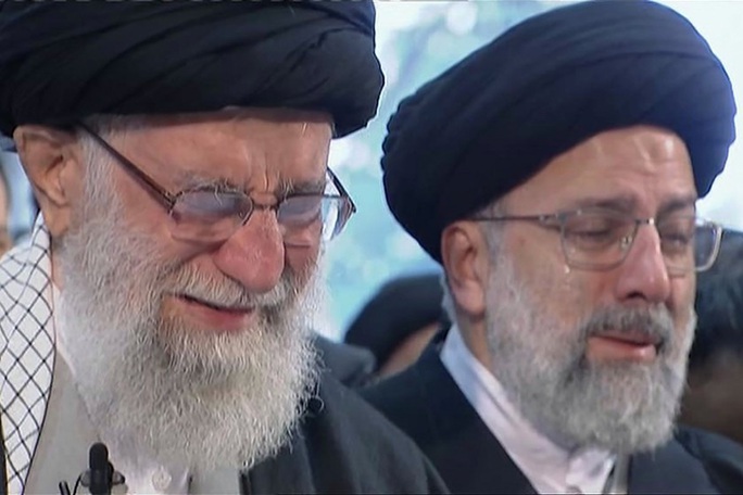 Đại giáo chủ Iran liên tục bật khóc trước linh cữu tướng Soleimani - Ảnh 1.