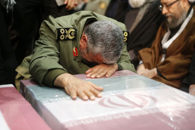Đại giáo chủ Iran liên tục bật khóc trước linh cữu tướng Soleimani - Ảnh 3.