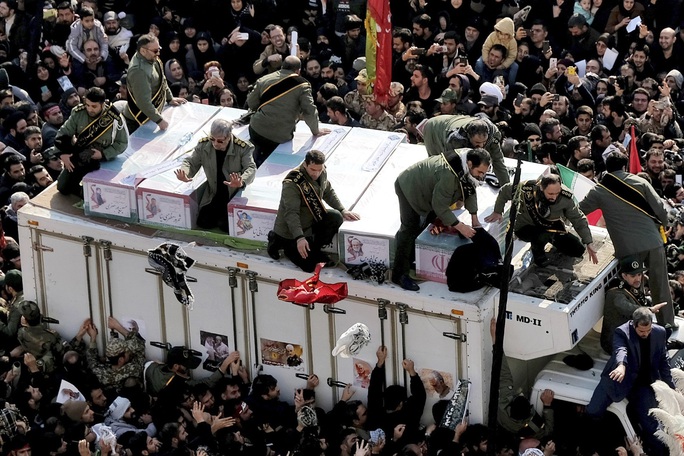 Đại giáo chủ Iran liên tục bật khóc trước linh cữu tướng Soleimani - Ảnh 6.
