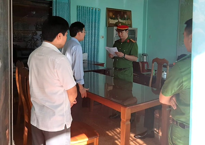 Bắt chủ tịch huyện lợi dụng xây nghĩa trang để tham ô tài sản - Ảnh 1.