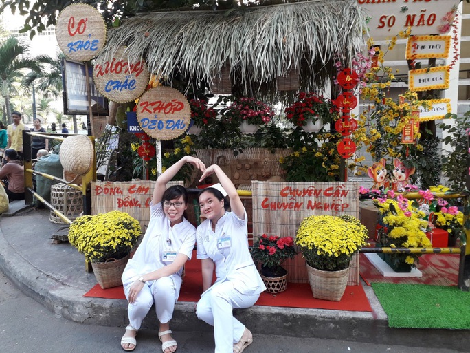 Có một đường hoa đặc biệt trong Bệnh viện Chợ Rẫy - Ảnh 1. Có một đường hoa đặc biệt trong Bệnh viện Chợ Rẫy - Ảnh 1.
