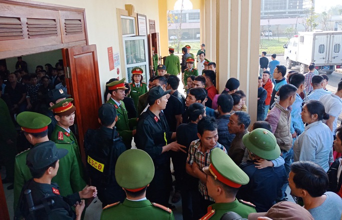 Hàng chục cảnh sát bảo vệ phiên xét xử vụ hỗn chiến gây náo loạn biển Hải Tiến - Ảnh 2.