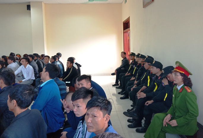 Hàng chục cảnh sát bảo vệ phiên xét xử vụ hỗn chiến gây náo loạn biển Hải Tiến - Ảnh 4.