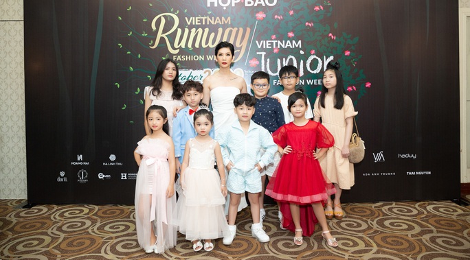 Siêu mẫu Xuân Lan trở lại với show đúp 2 tuần lễ thời trang - Ảnh 1.