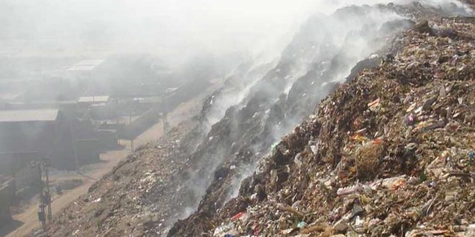 Bé gái 12 tuổi bị chôn sống dưới núi rác cao 30 m ở Ấn Độ - Ảnh 1.