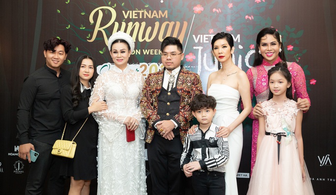 Siêu mẫu Xuân Lan trở lại với show đúp 2 tuần lễ thời trang - Ảnh 2.