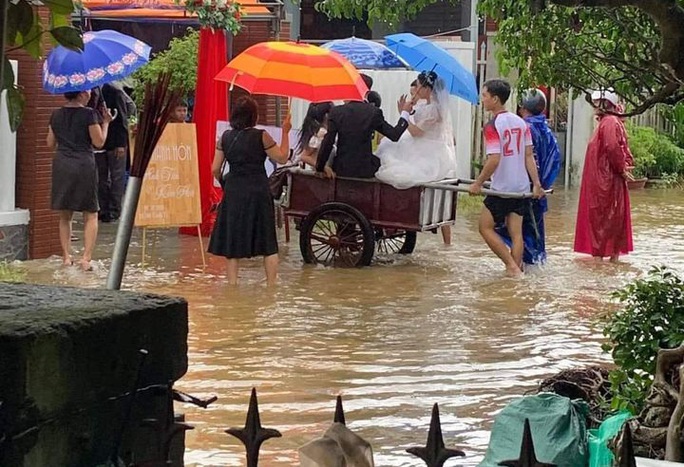 CIP: The village of Quang rescued 55 wedding trays that were swallowed up by the floods - Photo 2.