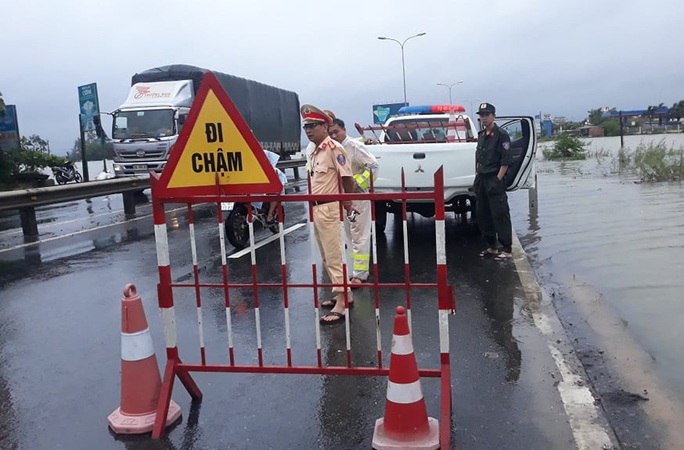 CLIP: Nước lũ đã băng qua Quốc lộ 1 ở Quảng Nam - Ảnh 6.