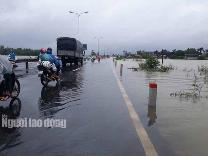 CLIP: Nước lũ đã băng qua Quốc lộ 1 ở Quảng Nam - Ảnh 1.