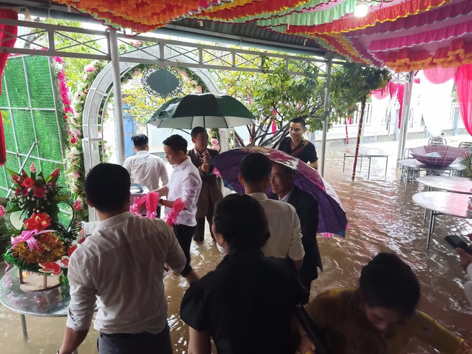 CIP: Xóm làng xứ Quảng giải cứu 55 mâm cỗ cưới bị ế do mưa lũ - Ảnh 5.