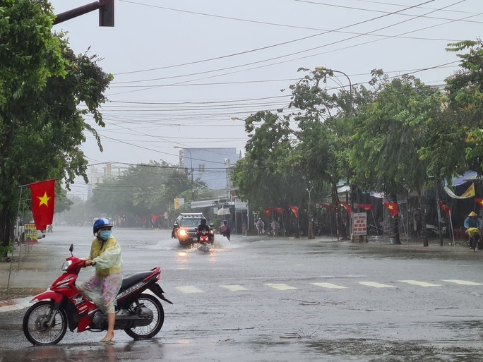 Bão số 6: Quảng Nam mưa to kèm gió mạnh, ngập lụt nhiều nơi - Ảnh 2.