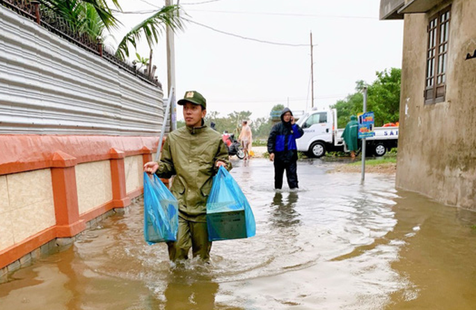 Toàn cảnh lũ lụt kinh khủng ở Thừa Thiên - Huế - Ảnh 10.