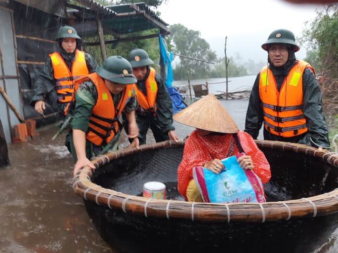 Toàn cảnh lũ lụt kinh khủng ở Thừa Thiên - Huế - Ảnh 11.