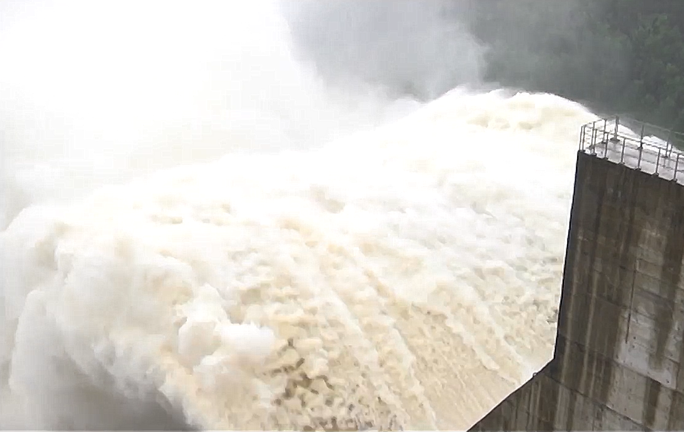 3 hydroelectric plants are discharging 5,100m3 / s, tonight adding Song Tranh 2 hydroelectric discharge flood - Photo 1.