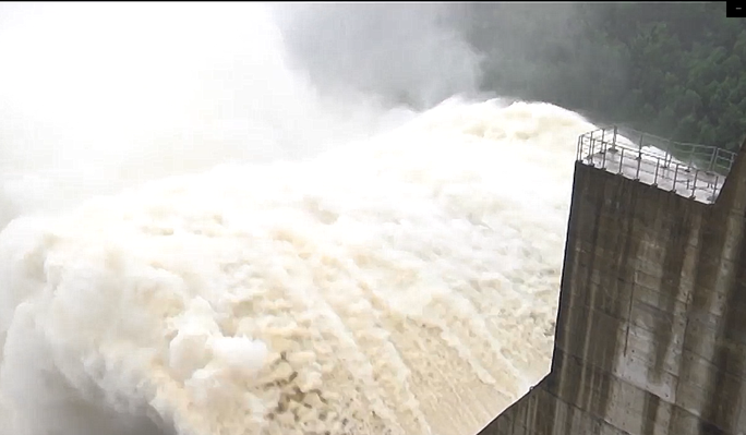 HOT: Dak Mi 4 hydropower can discharge up to 11,400 m3 / sec, Quang Nam faces historic flood - Photo 2.