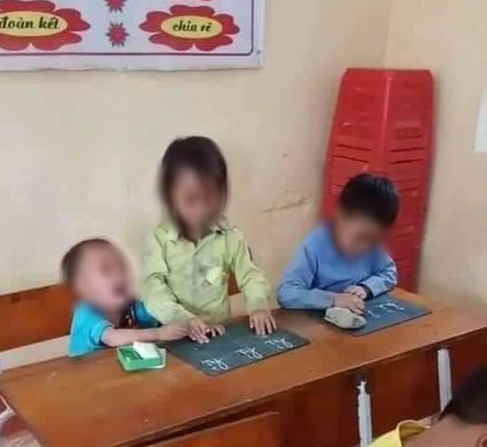 Xúc động hình ảnh chị vừa học vừa cõng em trong lớp - Ảnh 2. Xúc động hình ảnh chị vừa học vừa cõng em trong lớp - Ảnh 2.