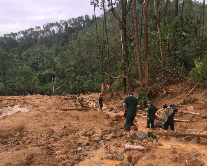 Vụ Thủy điện Rào Trăng 3: Lực lượng cứu hộ tiếp cận khu vực Trạm Kiểm lâm 67 - Ảnh 2.