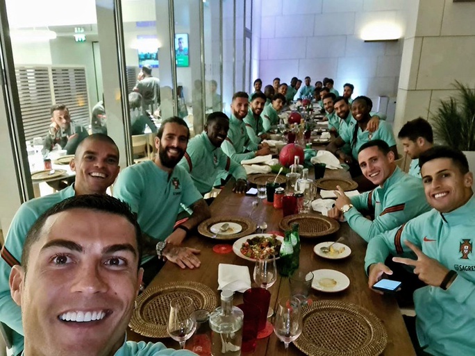 Ronaldo mắc Covid-19: Lộ nguy cơ lây nhiễm hàng loạt - Ảnh 4.