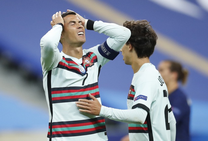 Ronaldo mắc Covid-19: Lộ nguy cơ lây nhiễm hàng loạt - Ảnh 1.