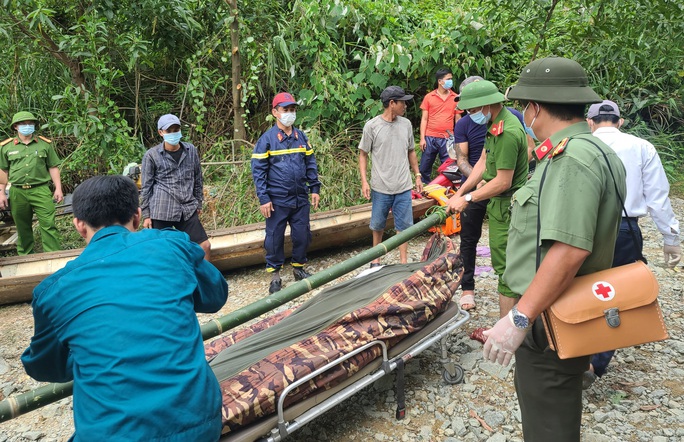 Đưa được 19 người và thi thể một công nhân Thủy điện Rào Trăng 3 ra khỏi rừng - Ảnh 4.