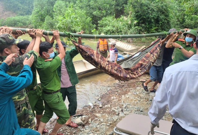 Đưa được 19 người và thi thể một công nhân Thủy điện Rào Trăng 3 ra khỏi rừng - Ảnh 1.