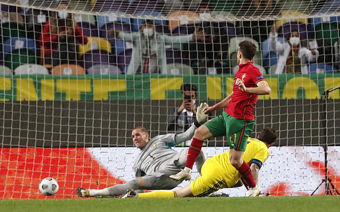 Tân binh Liverpool lập công, Bồ Đào Nha mở đại tiệc chiến thắng tặng Ronaldo - Ảnh 4.
