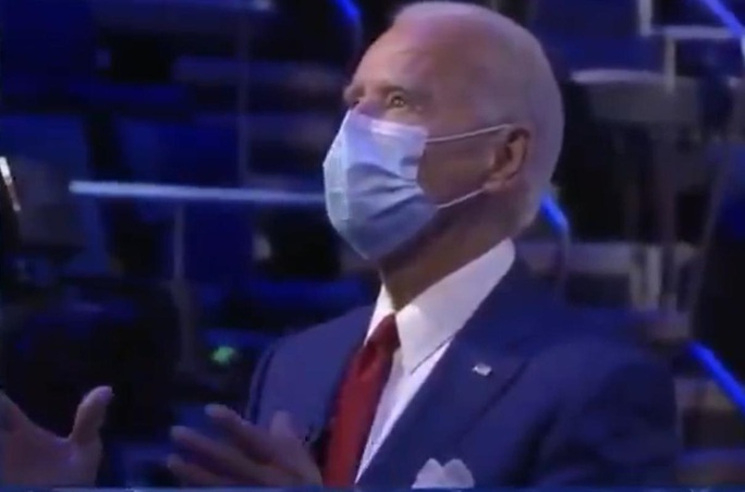 Ứng viên Joe Biden có hành động đẹp trong phiên hỏi đáp của cử tri - Ảnh 2. Ứng viên Joe Biden có hành động đẹp trong phiên hỏi đáp của cử tri - Ảnh 2.