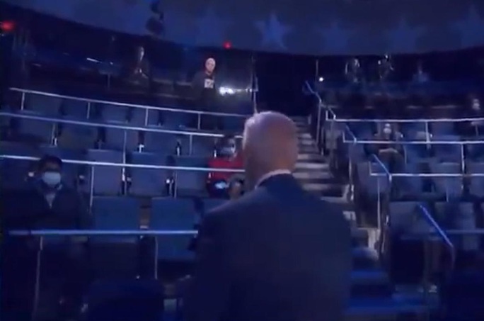 Ứng viên Joe Biden có hành động đẹp trong phiên hỏi đáp của cử tri - Ảnh 3. Ứng viên Joe Biden có hành động đẹp trong phiên hỏi đáp của cử tri - Ảnh 3.